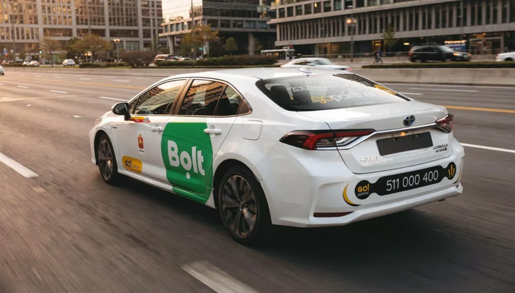 Najtańszy partner flotowy Bolt: Samochód Bolt na miejskiej drodze